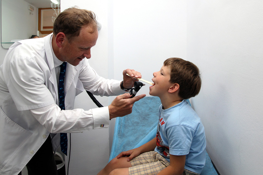 Dokter Heymans doing an  Paediatric examination