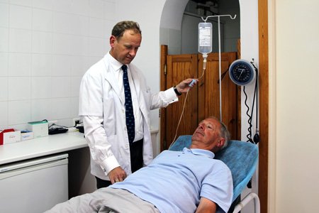 Dokter Heymans doing therapy and rehydration
